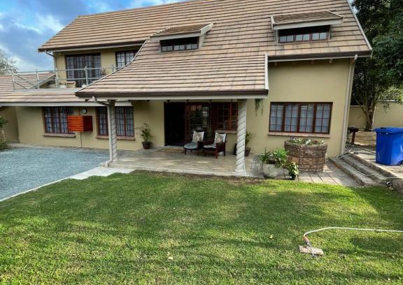 Hillcrest Apartamento | OAK HOUSE, Entire holiday home, Self catering, fully equipped, double storey, 3 bedroom, 2 bathroom, outside entertainment, Braai area, 300sqm home