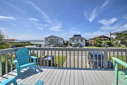 Oak Island Casa | Oak Island Beach Abode with Deck Walk to Shore!