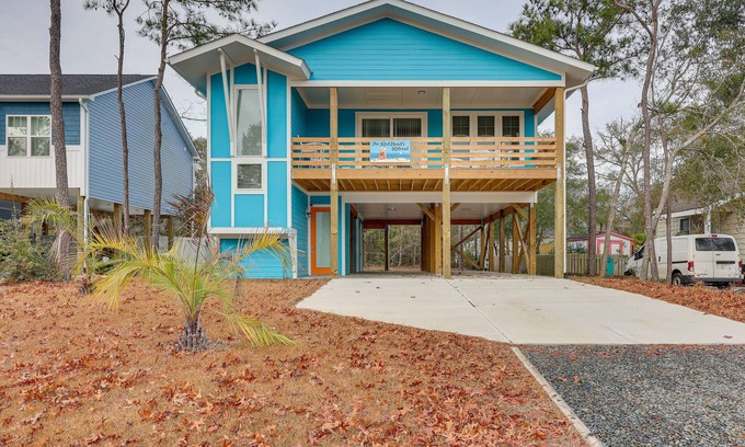 Tranquil Harbour Casa | Oak Island Coastal Home w/ Covered Deck!