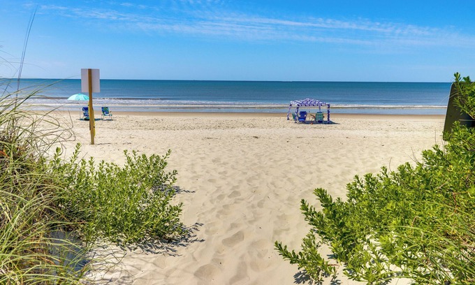 Yaupon Beach Apartamento | Oak Island Condo w/ Ocean View: Steps to Beach!