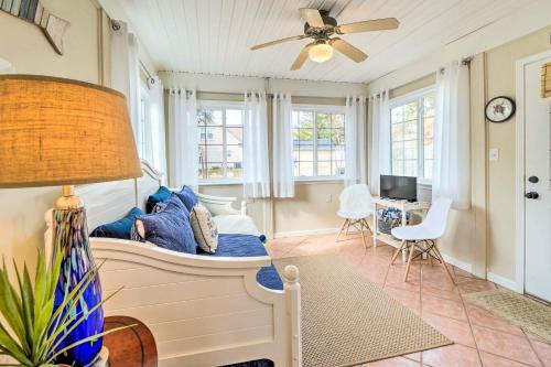 Long Beach Casa | Oak Island Hideaway Hut about 1 Mi to Long Beach!
