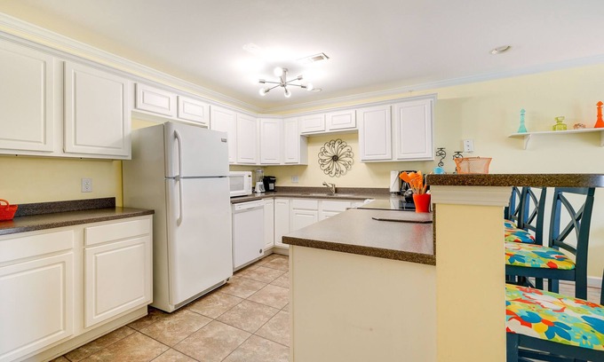 Tranquil Harbour Apartamento | Oak Island Vacation Rental ~ 1 Block to Beach!