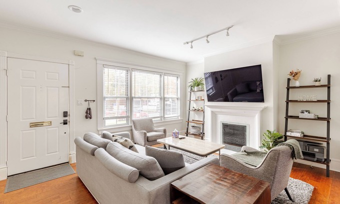 Oak Lawn Casa | Oak Lawn House Private Backyard WFH Setups