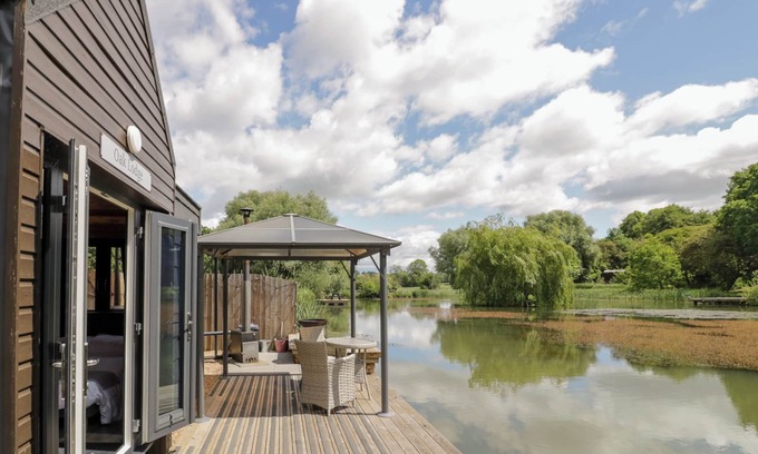 Chacombe Cabaña | Oak Lodge At Bridge Lake Farm & Fishery