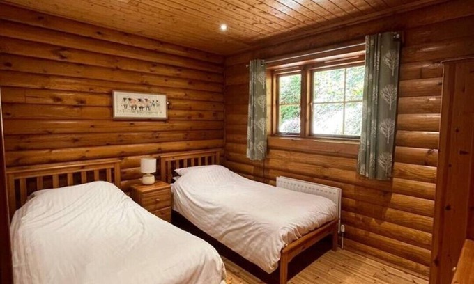 Aymestrey Cabina | 'oak' Log Cabin With hot tub
