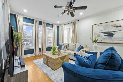 Oak Park Casa | Oak Park 5bd 2bth sleeps 11 with 3 private parking