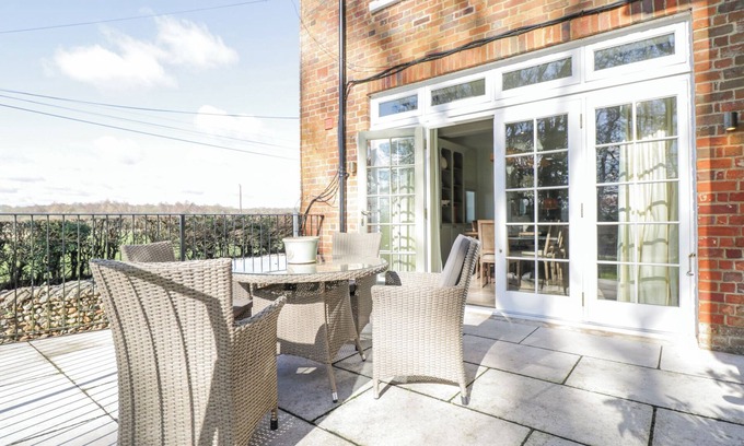 Elcot Cabaña | OAK, pet friendly, with pool in Kintbury