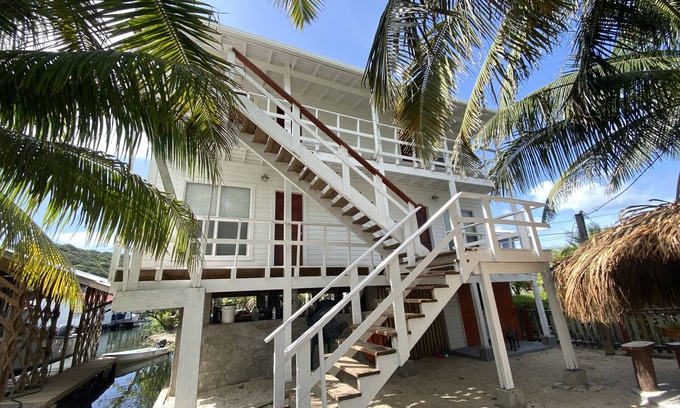 Oakridge Casa | OAK RIDGE CAY - private guesthouse bedroom3 with ensuite bathroom