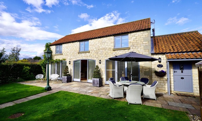 Thornton Dale Cabaña | OAK TREE BARN, pet friendly, with open fire in Thornton-Le-Dale