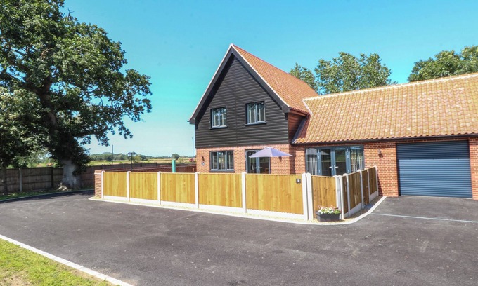 Filby Cabaña | OAK TREE HOUSE, 1 HOMESTEAD GARDENS, family friendly in Filby