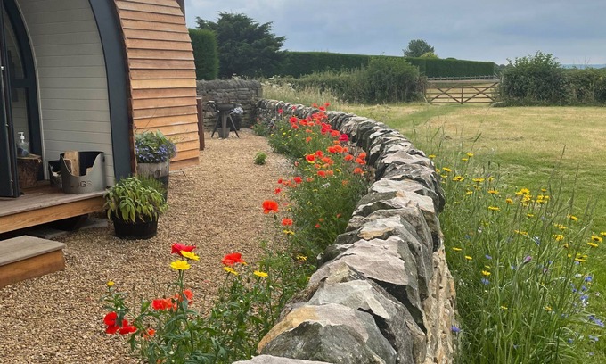 Dronfield Cabina | Oak Tree Retreat - sleeps 2 guests in 1 bedroom