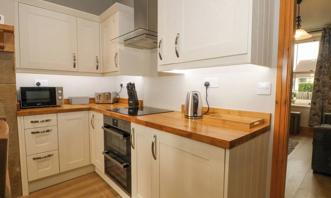 Ribchester Casa | OAK TREE VIEW, pet friendly, character holiday cottage in Ribchester