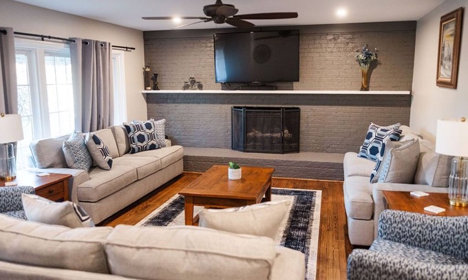 Taylors Casa | Oak View Inn A Newly Renovated Luxury Guest House