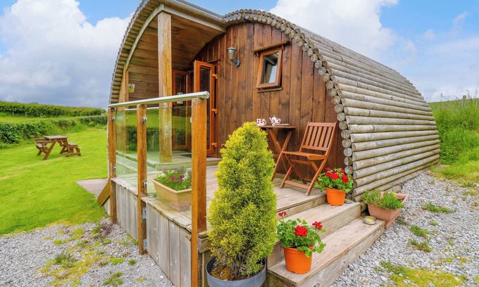 Llanddeusant Cabaña | OAK VIEW, romantic, with hot tub in Llandovery