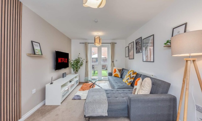 Haversham Casa | 🌟Oakbridge House with Parking, Garden & Smart TV🌟