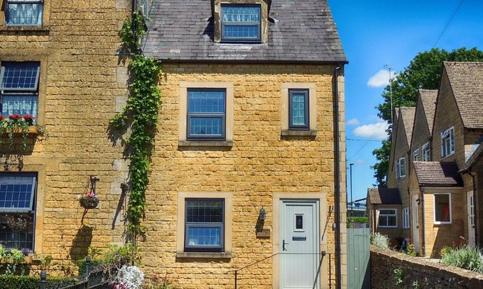 Bourton Casa | Oakey Cottage - Complimentary Breakfast