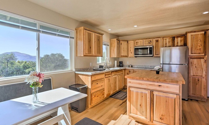 Yosemite Forks Casa | Oakhurst Duplex ~ 13 Mi to Yosemite National Park!