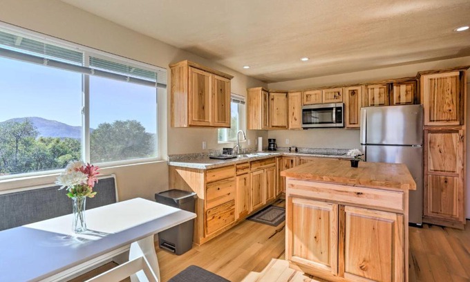 Yosemite Forks Casa | Oakhurst Duplex about 13 Mi to Yosemite National Park!