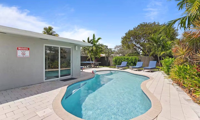 Coral Heights Casa | Oakland By The Sea 3BD/pool/BBQ/10 min to beach.