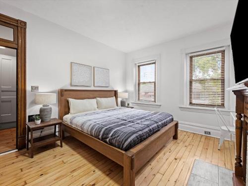 South Oakland Casa | Oakland, Pittsburgh !C Bright and Stylish Private Bedroom with Shared Bathroom