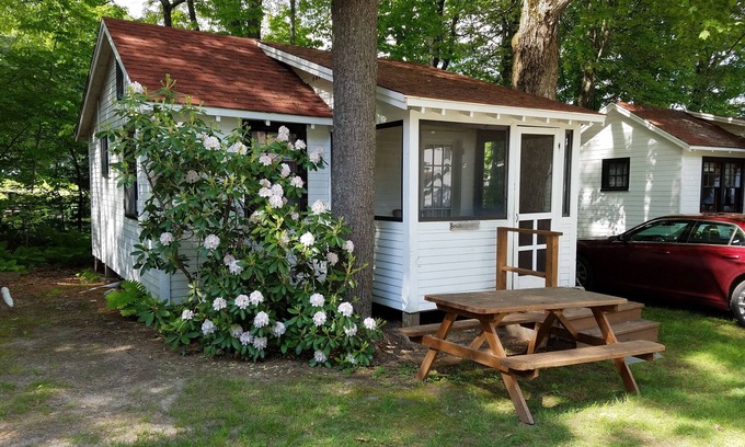 North Sebago Cabaña | Oakleaf Cottage-Private Beach-Pets Welcome - Round Table Lodge, Sebago, Maine