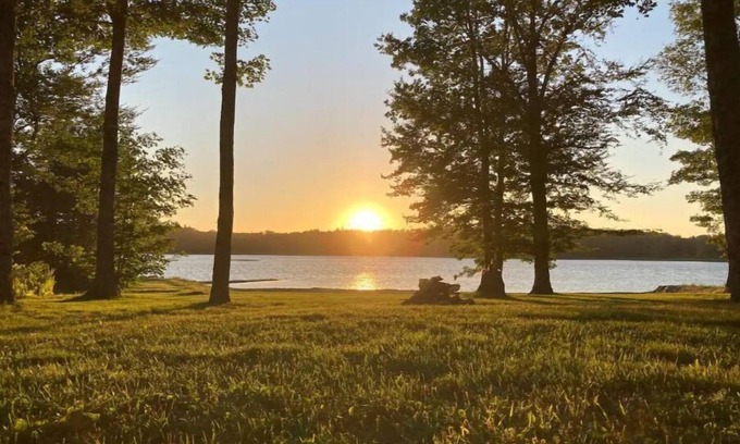 Clare Casa | Oakleaf Lake Retreat *Serene with Private Hot Tub*