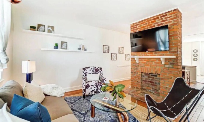 Hyde Park Casa | Oakley Square 3BR - Walkable-Sleeps 5 - Fire Pit