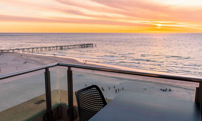 Glenelg Hotel | Oaks Glenelg Plaza Pier Suites
