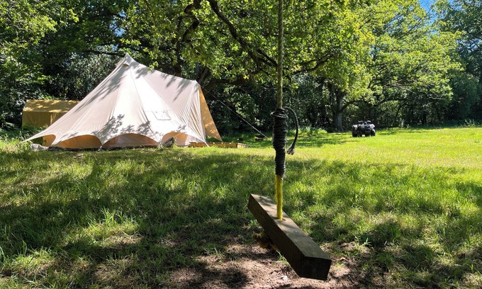 Cullompton Alquiler De RV | Oaktree Nook Camp Secluded camping in 13 acres of magical meadow and woodland.