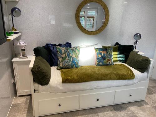 Barnehurst Casa | Oakwood Cabin Retreat in Bexleyheath