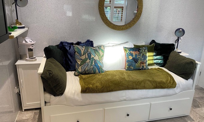 Barnehurst Cabina | Oakwood Cabin Retreat in Bexleyheath