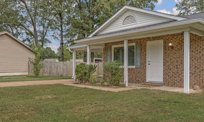 Jonesboro Casa | Oaky Hideaway - 3Bd 1.5Ba, Highspeed WiFi, Fenced yard, Southside complex close!