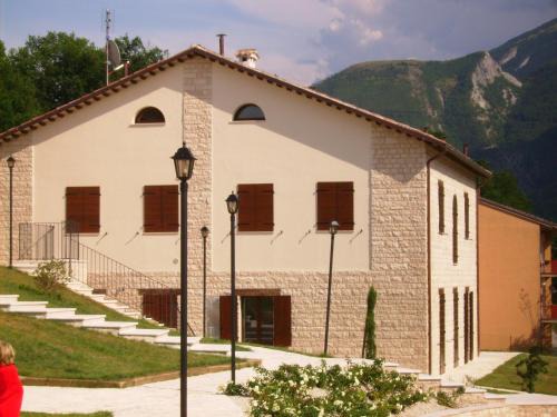 Piobbico Apartamento | Oasi di Piobbico Piscina con Vista sul Monte Nerone