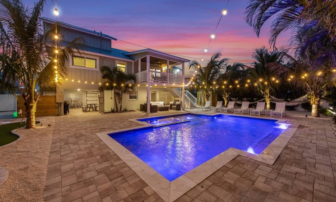 Anna Maria Casa | OASIS! 2min walk to Gulf,3 Kings/Twin Bunk,Salt Pool/Spa,Golf,6 Bikes,2 Hammocks
