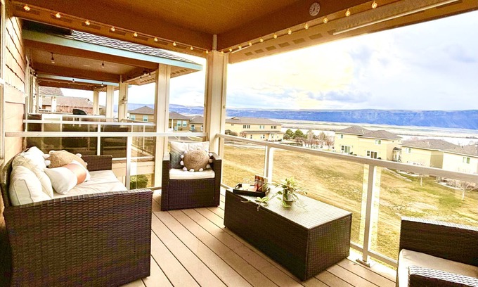 Quincy Casa | Oasis at Sunserra! Three Bedrooms, FREE GOLF, Pools, Hot Tubs, Close to Gorge