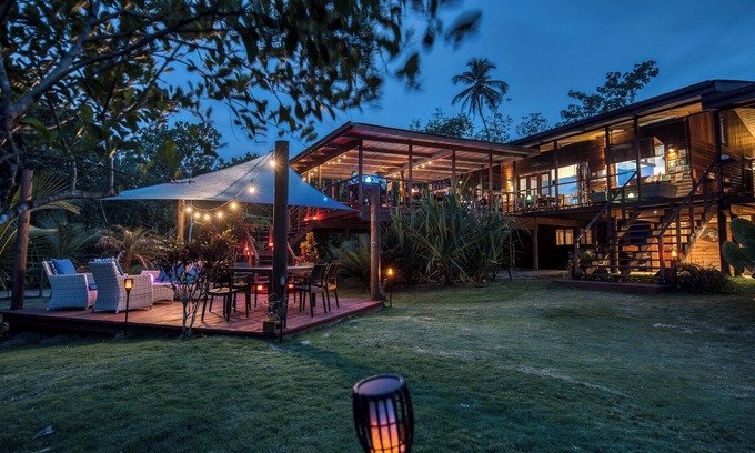 Bocas del Toro Cabina | Oasis Bluff Beach