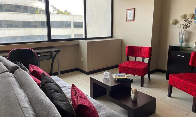 Puerto Santa Ana Apartamento | Oasis céntrico: Piscina, Lago