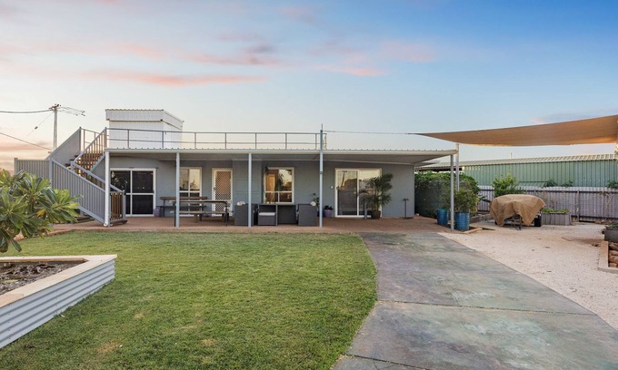 Exmouth Casa | Oasis - Modern 4 Bedroom holiday home with endless views.