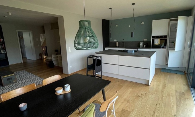Eller Apartamento | Oasis of peace near the city center: Stylish garden apartment, 2 bedrooms, top public transport links