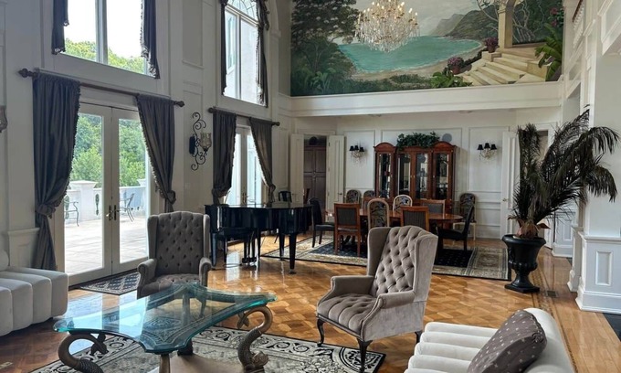 Frankfort Casa | Oasis Pool Retreat 8 Bedrooms New Management