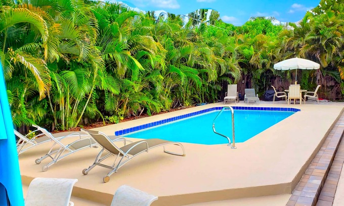 Palm Beach Gardens Casa | Oasis! PRIVATE Suite, HEATED Pool 5min to Beach, Mall, Stadum, PGA