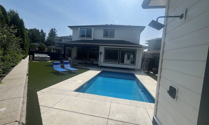 White Rock Casa | Oasis retreat with Pool and Hot Tub. Near White Rock Beach!