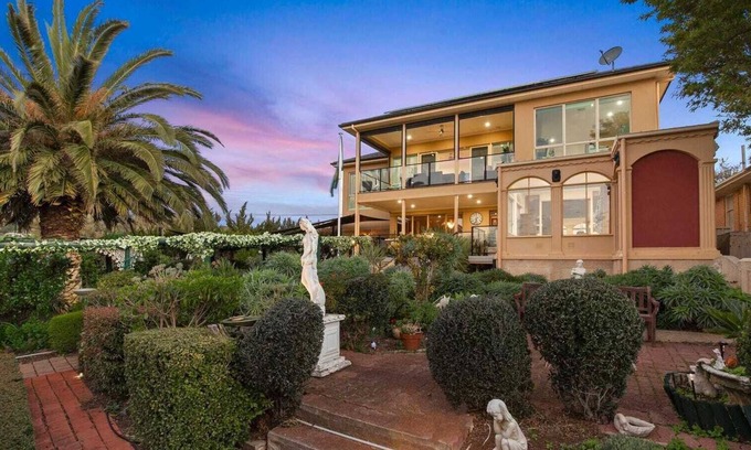 Marino Casa | Oasis Villa walk2Beach&Train Station/Swimming Pool/Netflix/wifi/ 7Bed10Sleep+Cot