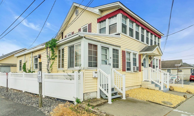 Point Pleasant Beach Casa | OCE222L | 1st Flr 2BR 1 ba Unit, on site parking, beachside location! by Shore Points Vacations