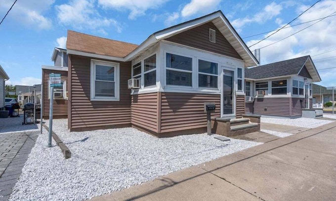 Point Pleasant Beach Cabaña | OCE253 | Updated cottage across from the beach & boardwalk! Has parking! by Shore Points Vacations