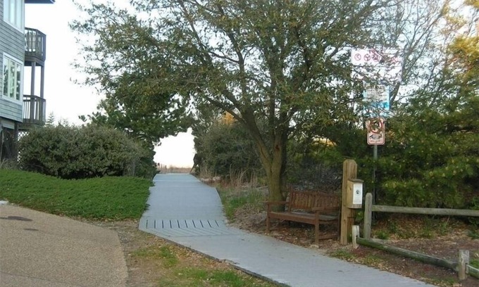 Northeast Virginia Beach Cabaña | Pasarela de acceso al océano a 50 pies de su puerta principal