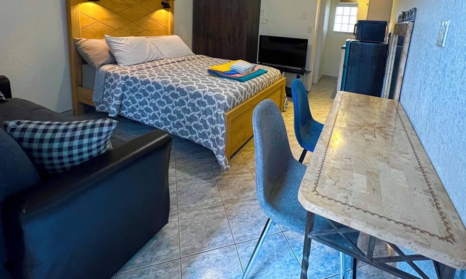 Hollywood Cabina | ocean and boardwalk retreat