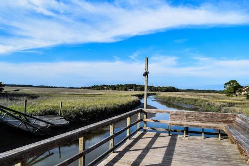 Saint Helena Island Casa | Ocean Bliss Cottage! Beach Club Villa with Canal Views - Short walk to Beach