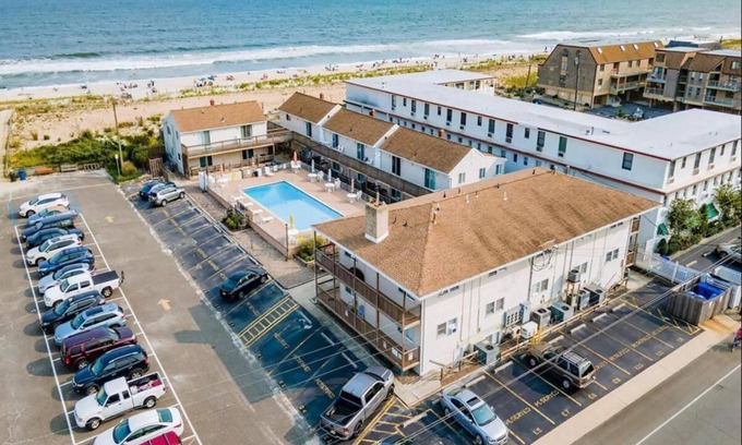 Beach Haven Condominio | Ocean block condo in the heart of Beach Haven.