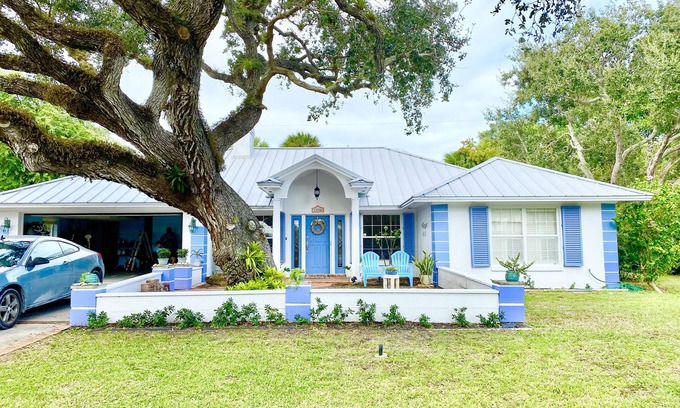 Vero Beach Casa | La brisa del mar aguarda en esta joya costera. Camina hacia el océano.